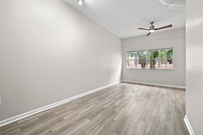 Building Photo - 2402 W Azeele St