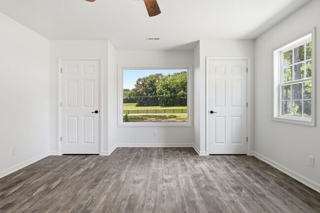 Building Photo - Charming Updated Home with Expansive Yard in Joelton!