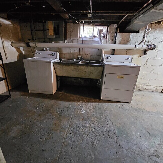 Building Photo - Duplex - 2 Bedroom, 2 Full Bathrooms and a...