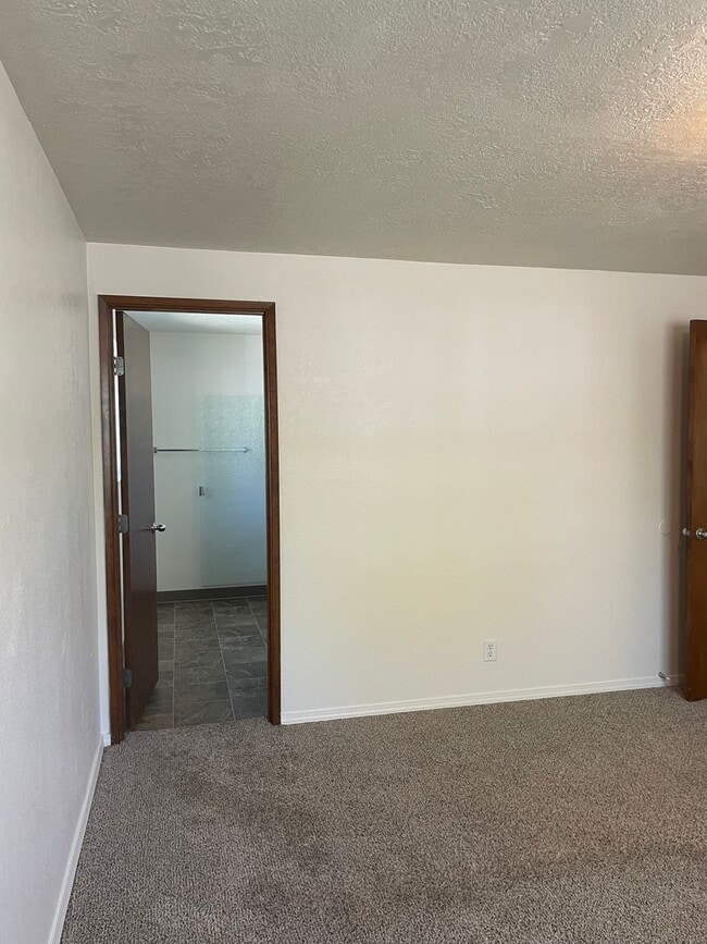 Building Photo - 3 bed 2 bath house in South Salem!