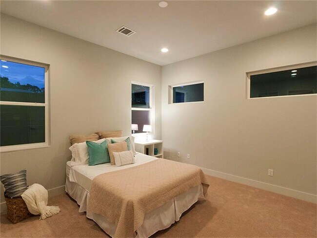 Building Photo - Modern Elegance in Garden Oaks – Style, Co...