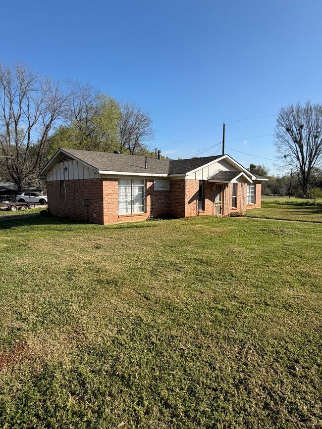 Building Photo - Very Nice! Complete Remodel!