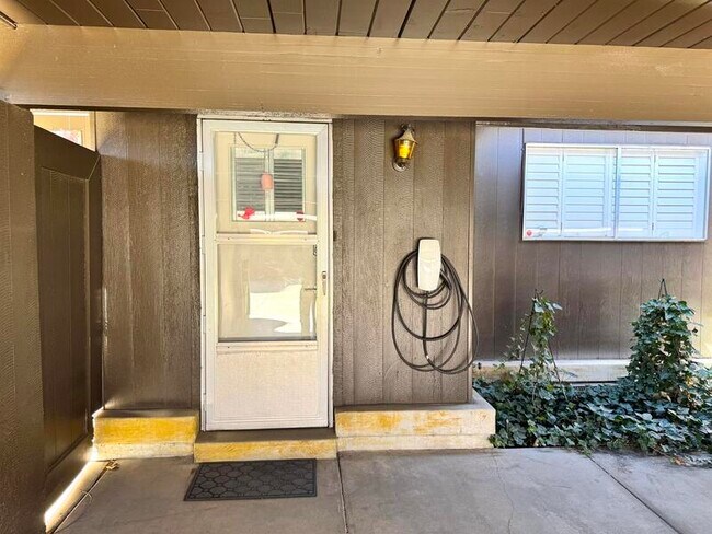 Building Photo - 855 E Three Fountains Dr