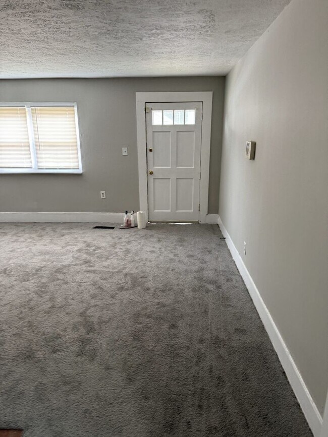 Building Photo - Adorable 2BR/1BA house