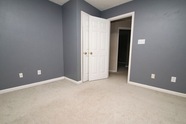 Building Photo - Townhome in sought after Coventry.