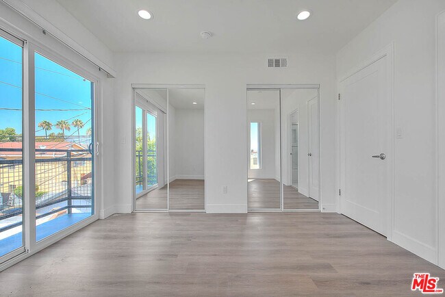 Building Photo - 1015 Wilton Pl
