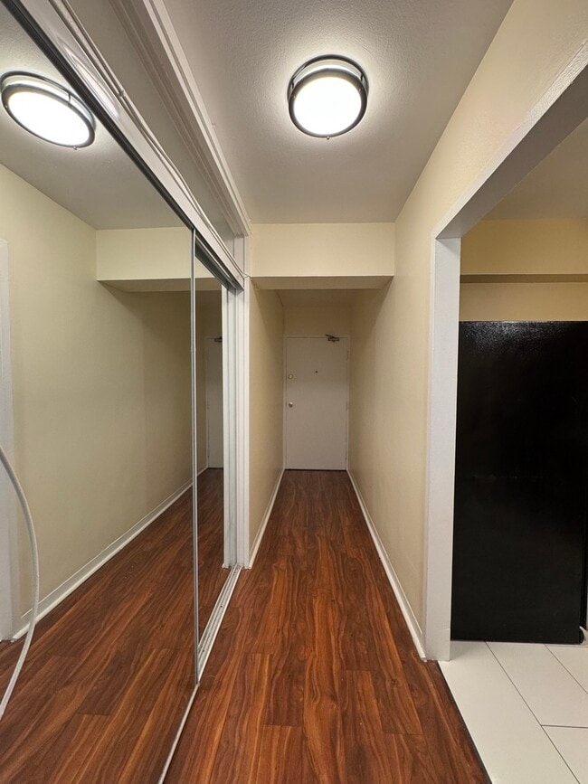 Building Photo - 7337 S South Shore Dr