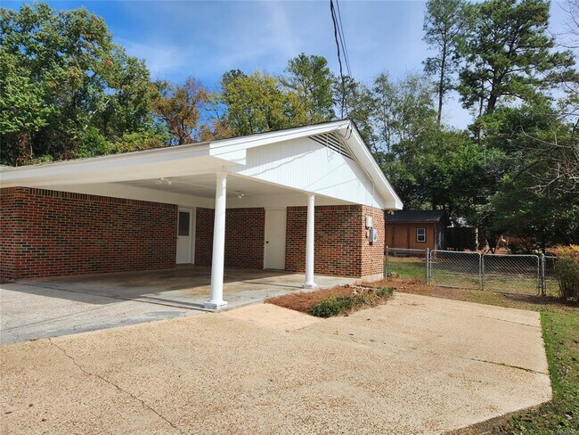 Building Photo - 628 Shadow Ln