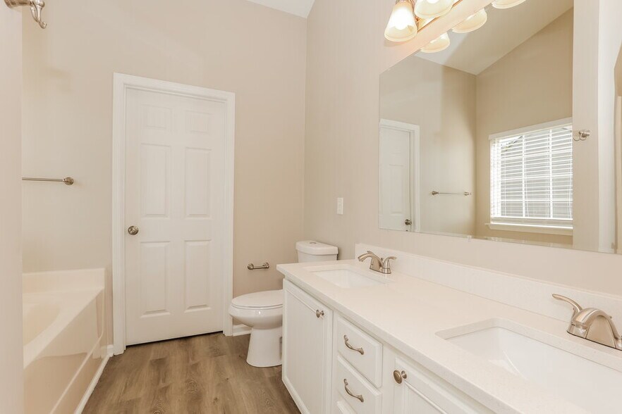 Building Photo - 6005 Crestview court