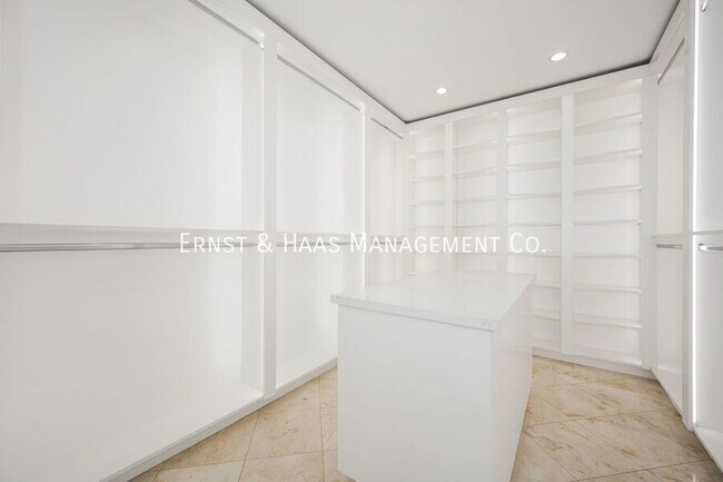 Building Photo - 1724 Bluff Pl