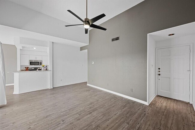 Building Photo - 4711 Spicewood Springs Rd