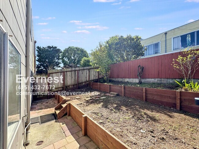 Building Photo - Spacious 2-Bed, 2-Bath Single-Family Home ...