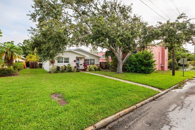 Building Photo - Charming single-family home nestled in des...