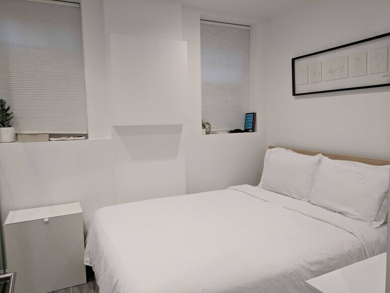 Bedroom large enough to fit queen-sized bed - 12 Melrose St