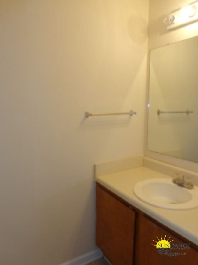 Building Photo - Large newly painted 2Bed/2.5 bath located ...