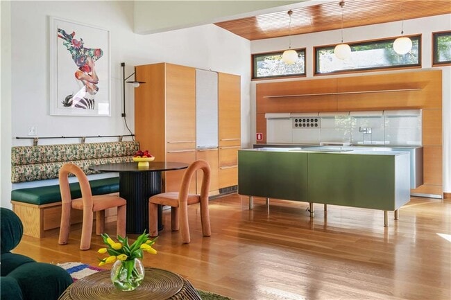 Building Photo - 515 Claire Dr NE