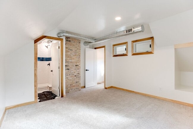 Building Photo - Amazing 2 bedroom, 2 bathroom 1,330 sf hom...