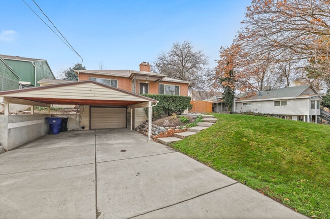 Building Photo - 2576 E Wren Rd