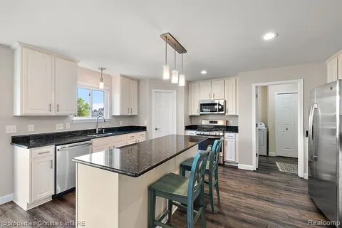 Building Photo - 61171 Saddlecreek Dr