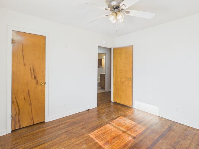 Building Photo - Spacious 2 bedroom 2 living areas 1 bath with a garage!