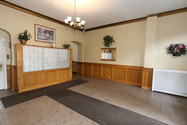 Building Photo - 735 W Belmont Ave