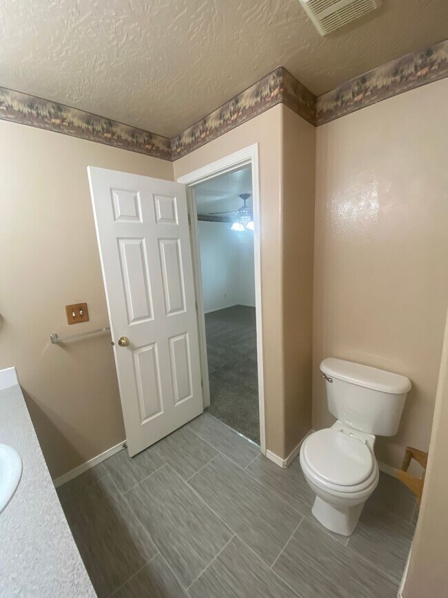 Building Photo - 3 Bed, 2 Bath,  Single Story, CUL-D-SAC Ho...