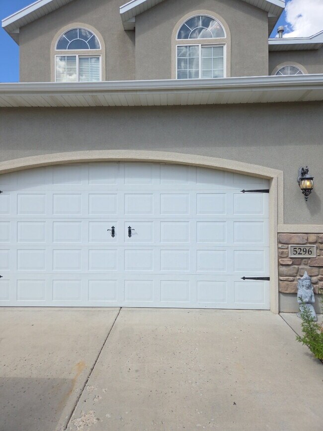Primary Photo - Stylish 3-Bedroom Home in Herriman!