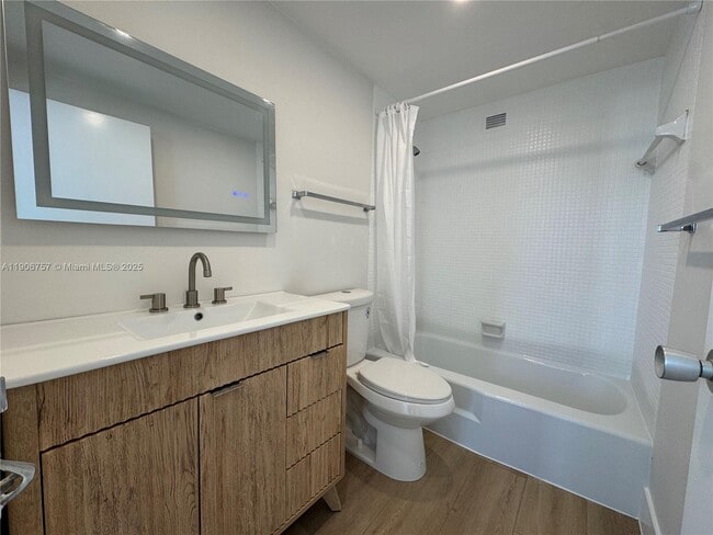 Building Photo - 825 Brickell Bay Dr