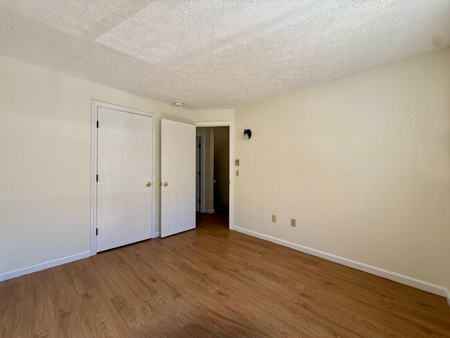 Building Photo - 37 Oakwood Terrace