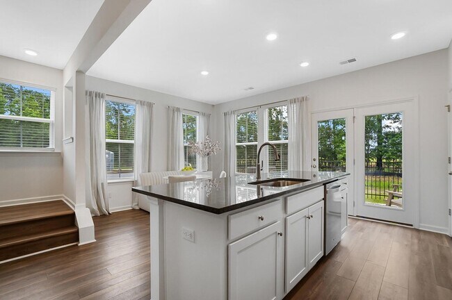 Building Photo - 609 Trotters Ln