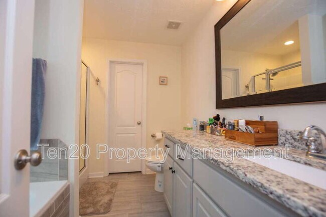 Building Photo - 3100 Gatewood Dr