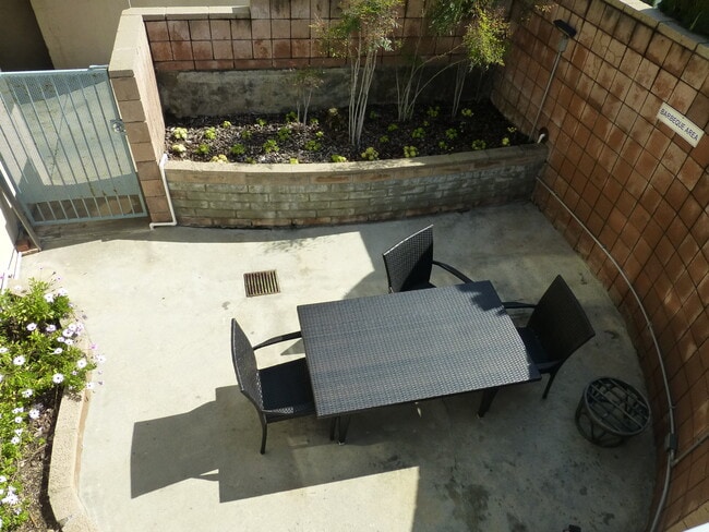 Building Photo - 833 5th St