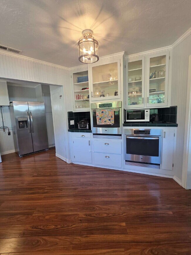 Building Photo - FOUR-BEDROOM HOME WITH PRIVATE SUITE, EXPANSIVE DECKS, GARAGE & WORKSHOP SPACE   Open House 1-2 P...