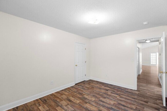 Building Photo - Large Ranch Home with 4BR/ 2 Bath with an ...