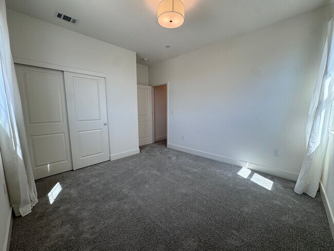 Building Photo - Stunning 4 Bedroom 3.5 Bath Home WITH SOLA...
