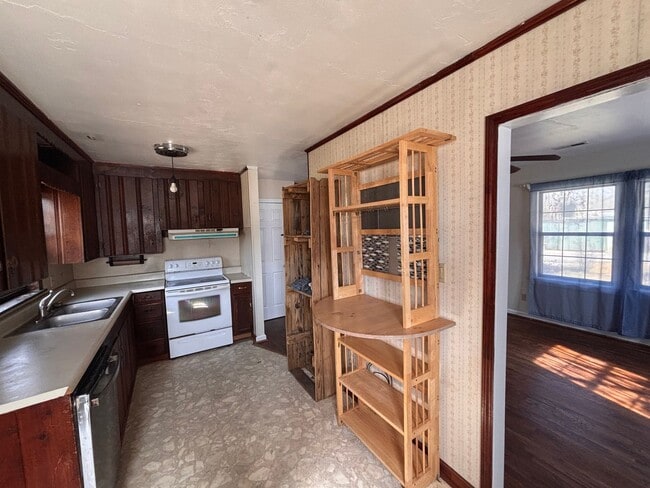 Building Photo - 3 Bedrooms- 1 Bathroom- House in Coosa!