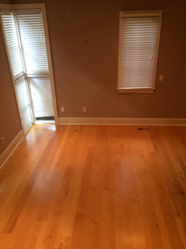 Building Photo - Luxury Unit in Trendy Midtown, Off-Street Parking, Walk to Upper King!