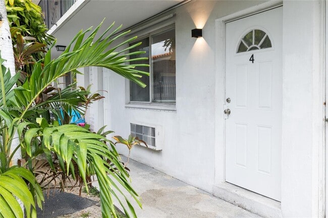 Building Photo - 979 SW 10th St