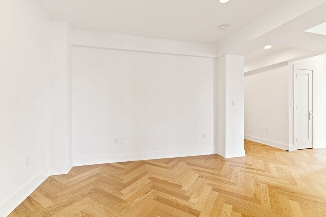 Building Photo - 301 E 21st St