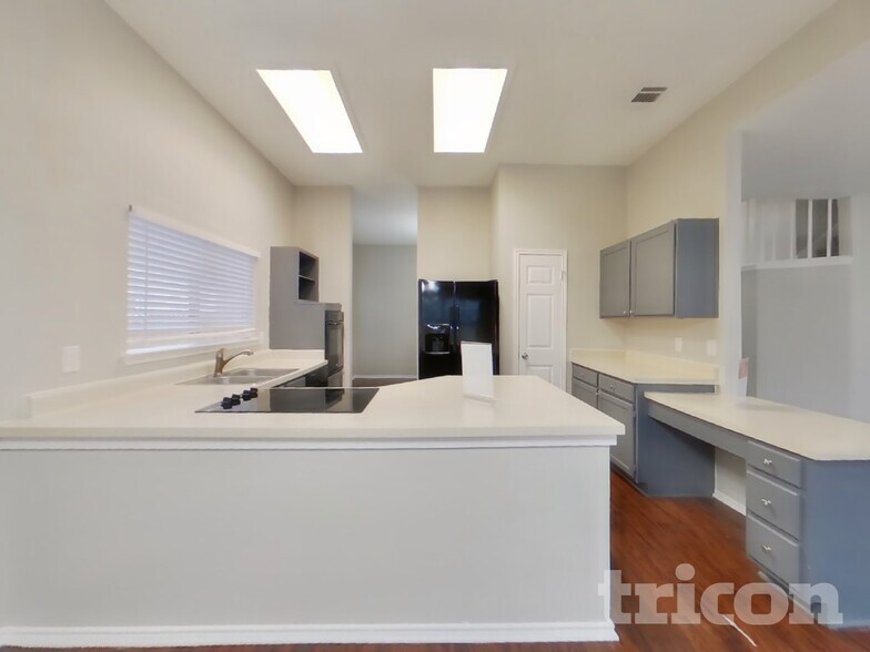 Building Photo - 8035 Dove Trail Dr