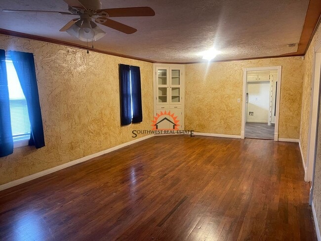 Building Photo - Charming Country home. 2 bed 1 bath