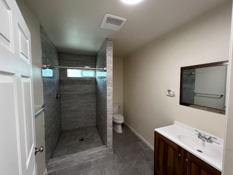 Building Photo - 934 N Van Ness Ave