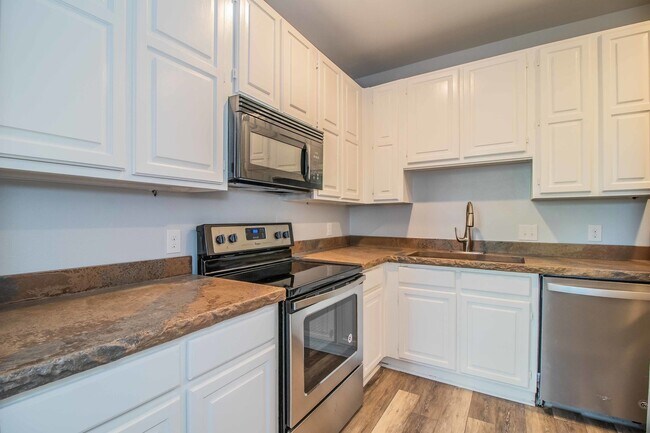 Building Photo - COMING SOON! Recently Renovated 1-Bedroom ...