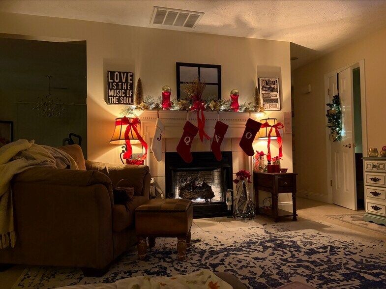 Building Photo - 465 Oaktree Blvd