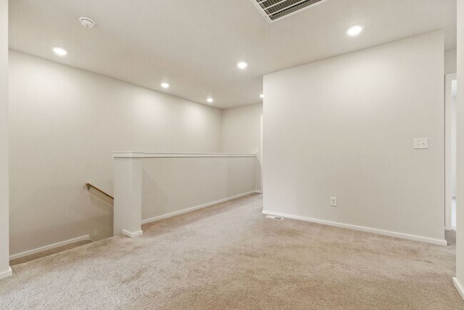 Building Photo - Beautifully Maintained Home in Coveted HOA...