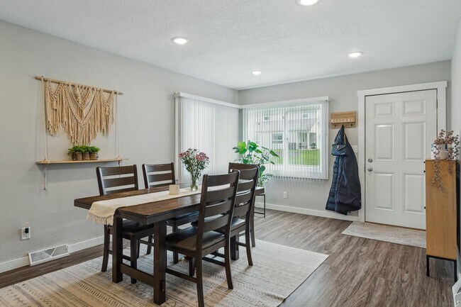 Building Photo - 927-933 Park Ave W