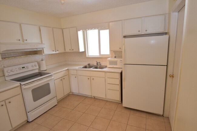 Building Photo - 1640 Shenandoah Dr