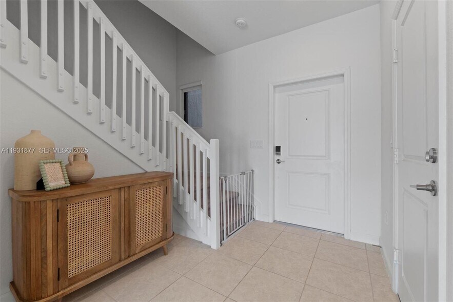 Building Photo - 20544 NE 5th Pl