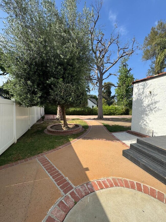 Building Photo - 5653 Calvin Ave