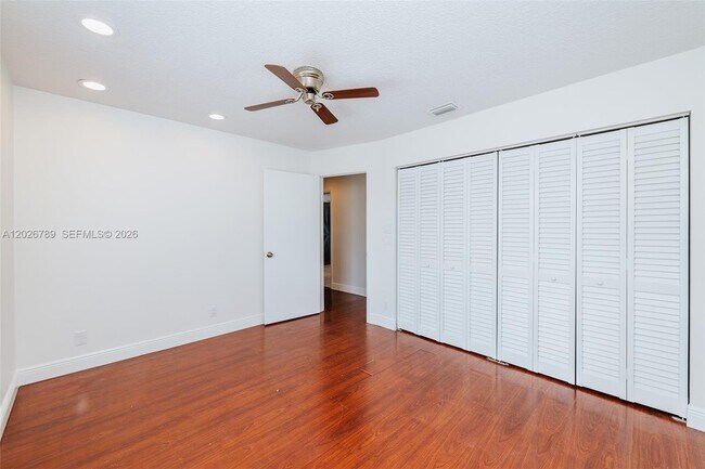 Building Photo - 305 S Ketch Dr